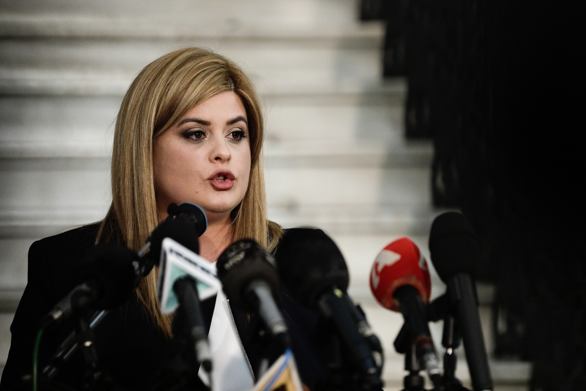 Aποχώρησε από εκδήλωση η υπουργός Μακεδονίας-Θράκης (vid)