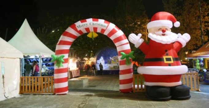 Δωρεάν χρήση των παιχνιδιών στα Χριστουγεννιάτικα πάρκα του Δήμου Πειραιά