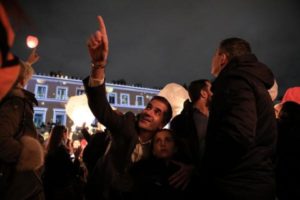 Η Αθήνα πλημμύρισε πολύχρωμα φαναράκια στη χριστουγεννιάτικη «νύχτα των ευχών»