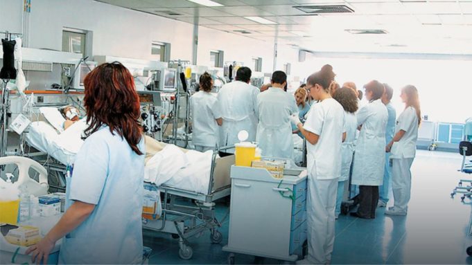 Ρίχνει τα βαριά χαρτιά στην μάχη η κυβέρνηση – Οι επιστήμονες της ελληνικής ομάδας «κρούσης» για κορονοϊό