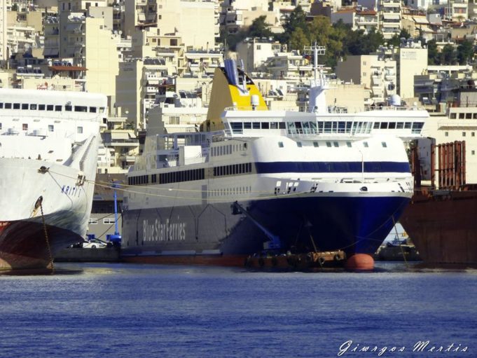 Σε «καραντίνα» το Blue Star Mykonos λόγω ύποπτου κρούσματος – 127 έχουν αποβιβαστεί στη Λήμνο