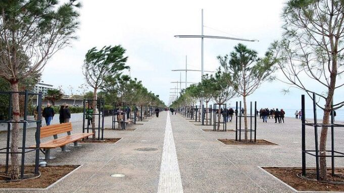 Θεσσαλονίκη: Επιχείρηση απολύμανσης και απομάκρυνσης των κιγκλιδωμάτων στη Νέα Παραλία
