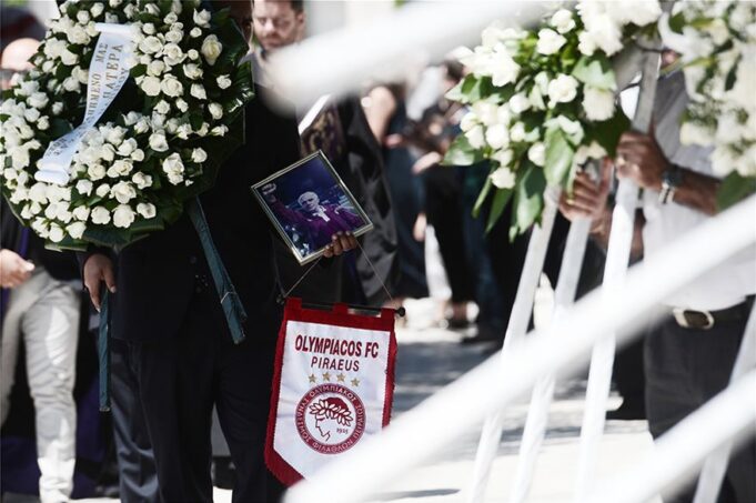 Συγκίνηση στο «τελευταίο αντίο» του Νίκου Αλέφαντου