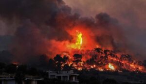 Δύσκολη η νύχτα για τους πυροσβέστες στις Κεχριές – Τρεις μέρες καίει η φωτιά