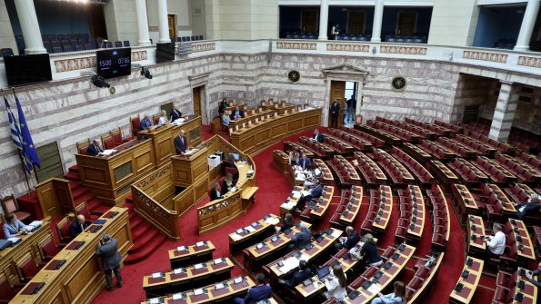 ΤΩΡΑ: Μπάχαλο η Βουλή - Εικόνες ντροπής απο άσεμνη χειρονομία &amp; αποβολή για  Βουλευτή του ΣΥΡΙΖΑ - dimosio.gr