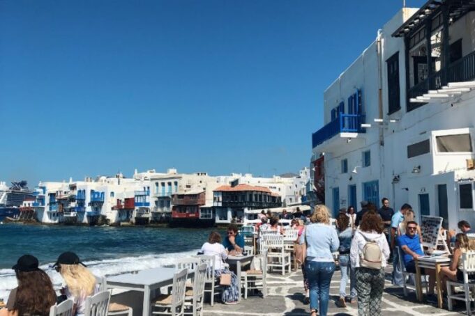 Ανακοινώθηκαν περιοριστικά μέτρα 10 ημερών σε Μύκονο και Χαλκιδική λόγω κορωνοϊού