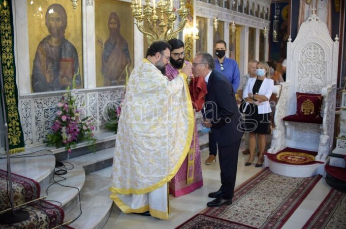 Άδειασε Κουμουτσάκο ο Χαρδαλιάς – Η απάντηση για την Θεία Κοινωνία