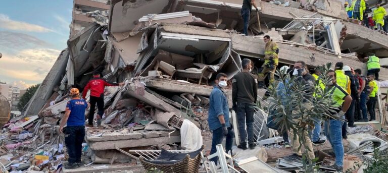 Σεισμός Τουρκία: Έρευνες για επιζώντες – 25 νεκροί, πάνω από 800 τραυματίες – ΦΩΤΟ ΚΑΙ ΒΙΝΤΕΟ