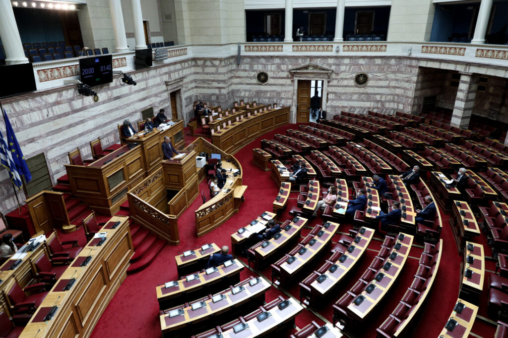 Βουλή: Ψηφίστηκε επί της αρχής το νομοσχέδιο για τη δημόσια διοίκηση και την αξιολόγηση υπαλλήλων