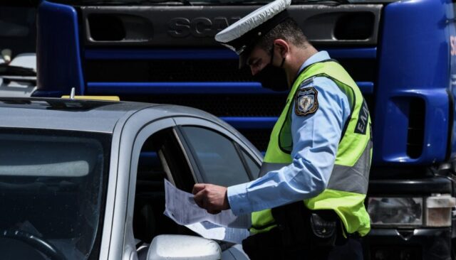 ΚΙΝΗΣΗ ΚΑΙ ΕΛΕΓΧΟΙ ΑΠΟ ΤΗΝ ΑΣΤΥΝΟΜΙΑ ΣΤΑ ΔΙΟΔΙΑ ΤΗΣ ΕΛΕΥΣΙΝΑΣ(EUROKINISSI/ΤΑΤΙΑΝΑ ΜΠΟΛΑΡΗ)