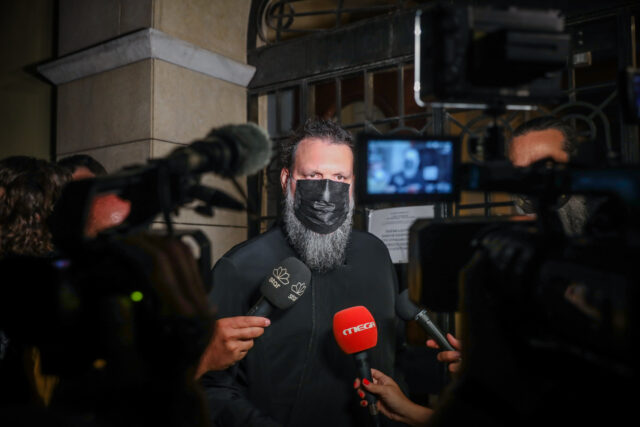 ΕΠΙΘΕΣΗ ΙΕΡΕΑ ΜΕ ΒΙΤΡΙΟΛΙ ΣΕ ΕΠΤΑ ΜΗΤΡΟΠΟΛΙΤΕΣ ΣΤΗΝ ΜΟΝΗ ΠΕΤΡΑΚΗ (ΣΩΤΗΡΗΣ ΔΗΜΗΤΡΟΠΟΥΛΟΣ/ EUROKINISSI)