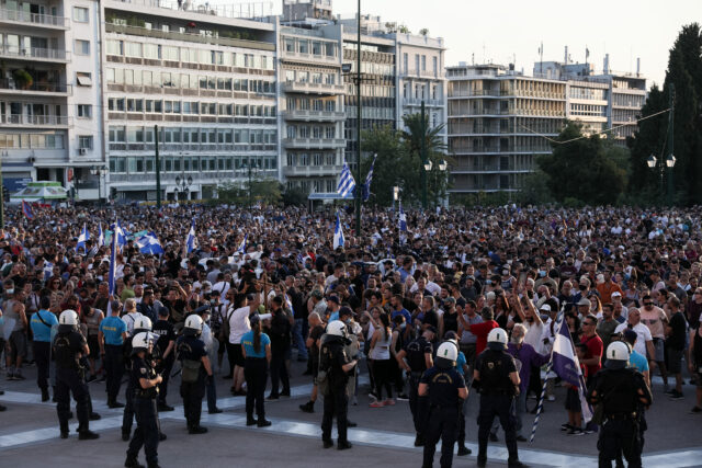 ΣΥΓΚΕΝΤΡΩΣΗ ΣΤΟ ΣΥΝΤΑΓΜΑ ΚΑΙ ΣΤΗΝ ΟΜΟΝΟΙΑ ΕΝΑΝΤΙΑ ΣΤΗΝ ΥΠΟΧΡΕΩΤΙΚΟΤΗΤΑ ΤΟΥ ΕΜΒΟΛΙΑΣΜΟΥ (EUROKINISSI/ΒΑΣΙΛΗΣ ΡΕΜΠΑΠΗΣ)