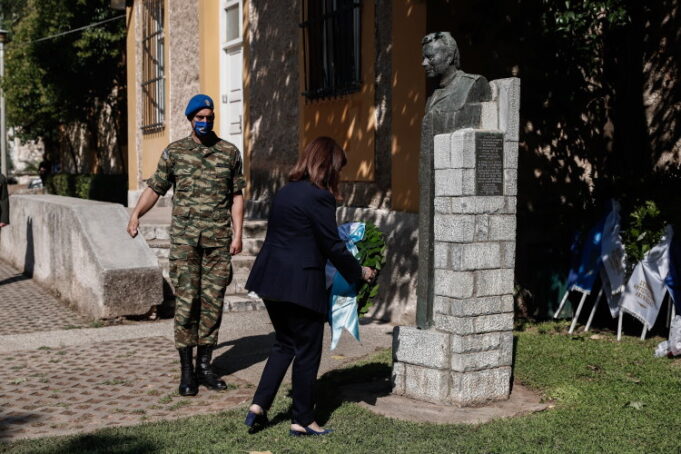 Στεφάνι στην προτομή του Σπύρου Μουστακλή κατέθεσε η Κατερίνα Σακελλαροπούλου