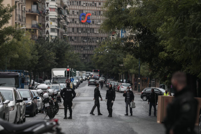 ΠΥΡΟΒΟΛΙΣΜΟΙ ΣΤΟ ΚΕΝΤΡΟ ΤΗΣ ΑΘΗΝΑΣ ΣΕ ΚΑΤΑΔΙΩΞΗ ΚΛΕΜΜΕΝΟΥ ΑΥΤΟΚΙΝΗΤΟΥ ΑΠΟ ΤΗΝ ΟΜΑΔΑ ΔΙΑΣ(ΒΑΣΙΛΗΣ ΡΕΜΠΑΠΗΣ/EUROKINISSI)