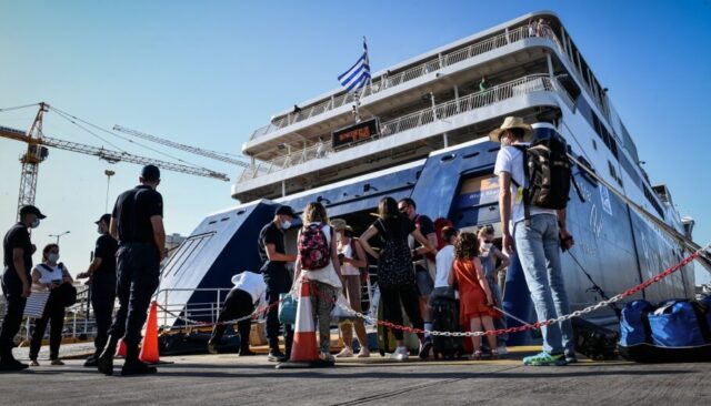 ΑΥΞΗΜΕΝΟΙ Η ΚΙΝΗΣΗ ΣΤΟ ΛΙΜΑΝΙ ΤΟΥ ΠΕΙΡΑΙΑ- ΑΥΣΤΗΡΟΙ ΕΛΕΓΧΟΙ ΓΙΑ ΤΑ ΑΠΑΙΤΟΥΜΕΝΑ ΠΙΣΤΟΠΟΙΗΤΙΚΑ COVID-19 ΓΙΑ ΤΗΝ ΕΙΣΟΔΟ ΤΩΝ ΕΠΙΒΑΤΩΝ ΣΤΑ ΠΛΟΙΑ (ΤΑΤΙΑΝΑ ΜΠΟΛΑΡΗ/EUROKINISSI)