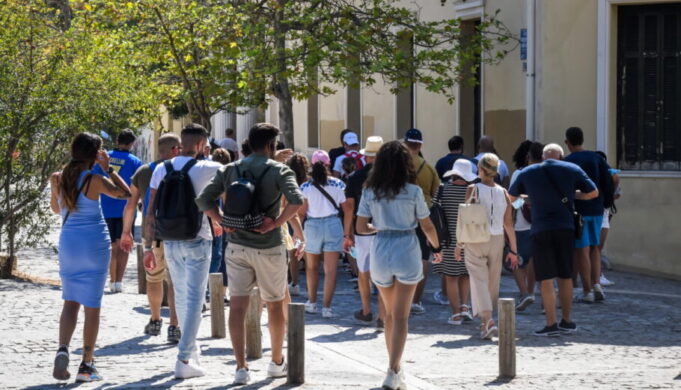 Ξεκινούν οι αιτήσεις για τις σχολές ξεναγών του υπ. Τουρισμού