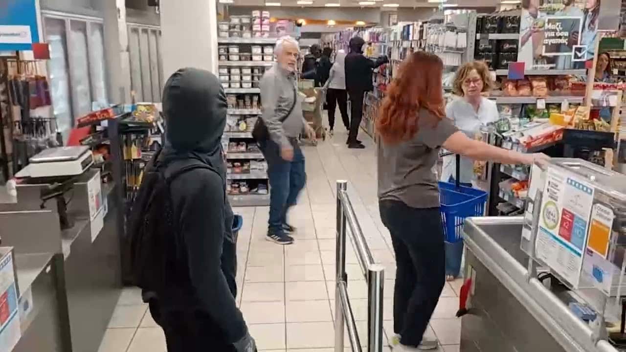 Αντιεξουσιαστές εισέβαλαν σε σούπερ μάρκετ και αφαίρεσαν τρόφιμα