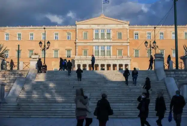 Πόσο θα αυξηθεί ο κατώτατος μισθός το 2024 – Ποιοι παράγοντες θα καθορίσουν τον μέσο μισθό