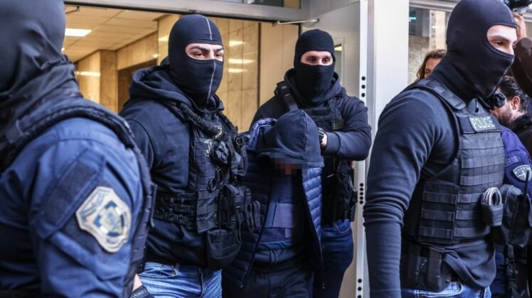 «Δεν ήξερα να χρησιμοποιώ φωτοβολίδα» – Τι υποστήριξε στην απολογία του ο 18χρονος 