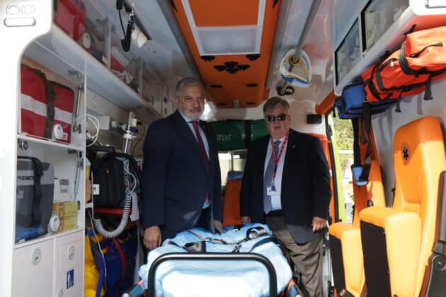 Παραλήφθηκαν από το ΕΚΑΒ ασθενοφόρα, 20 μηχανές και 8 κινητές μονάδες ταχείας επέμβασης(video)