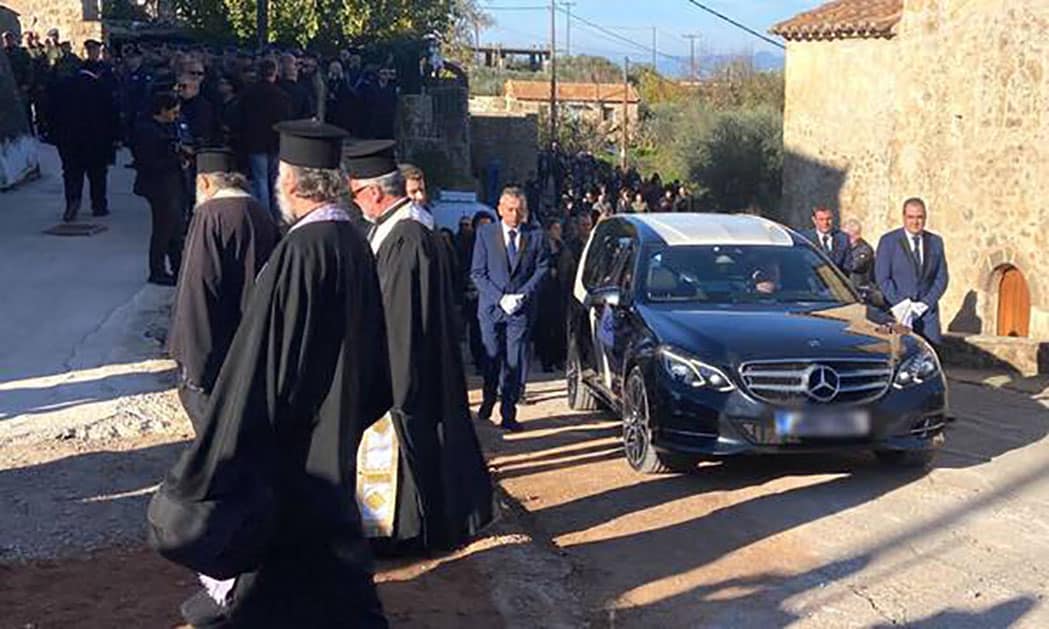 Σπάραξαν καρδιές στον αποχαιρετισμό του πιλότου Επαμεινώνδα Κωστέα
