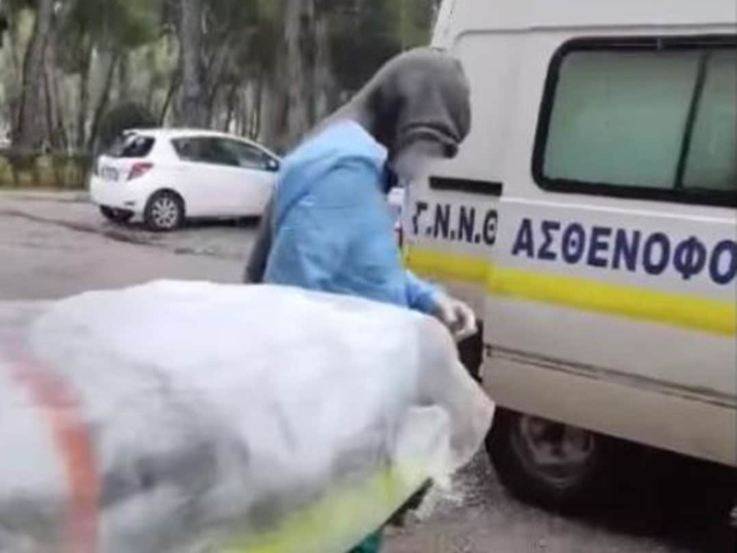 Καταγγελία Πολάκη για τριτοκοσμικές εικόνες στο νοσοκομείο Σωτηρία – Μεταφέρουν ασθενή με νάιλον στη βροχή