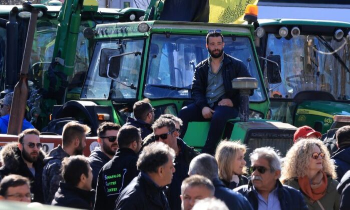 Οι αγρότες αυξάνουν τις τελευταίες ώρες το κλείσιμο δρόμων