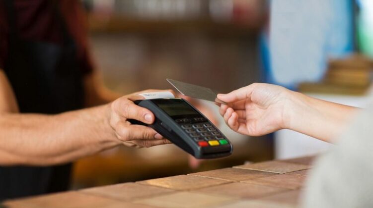 Αυστηρότερα πρόστιμα για τους παρόχους POS, ταμειακών και για υπερήμερες επιχειρήσεις