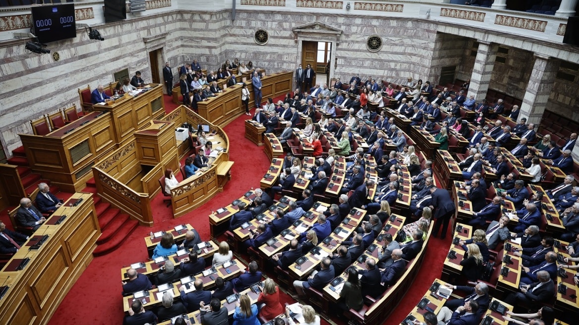 Κατατέθηκε στη Βουλή το νομοσχέδιο για τα ομόφυλα ζευγάρια – Τι περιλαμβάνει