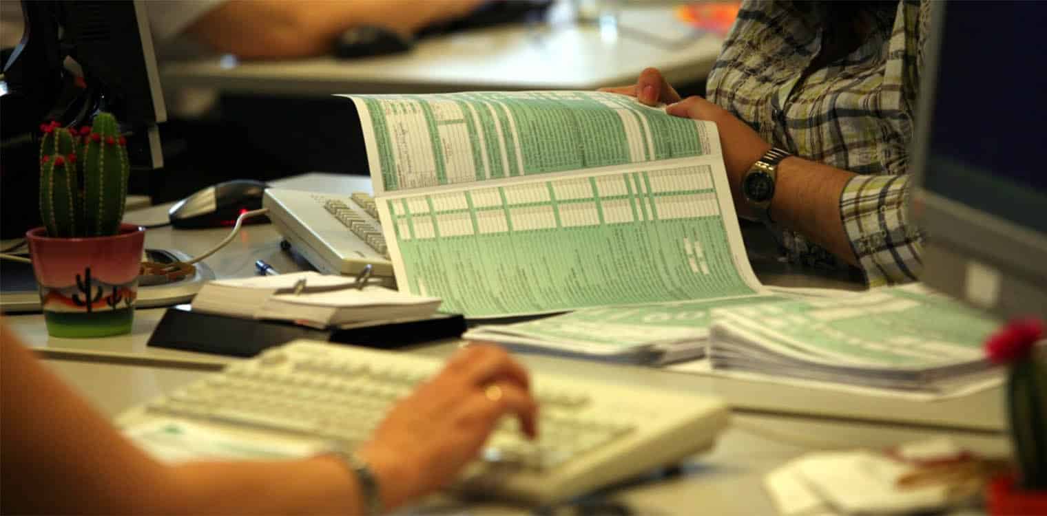 Ποιοι θα δουν φέτος προσυμπληρωμένα τα ποσά στις φορολογικές τους δηλώσεις