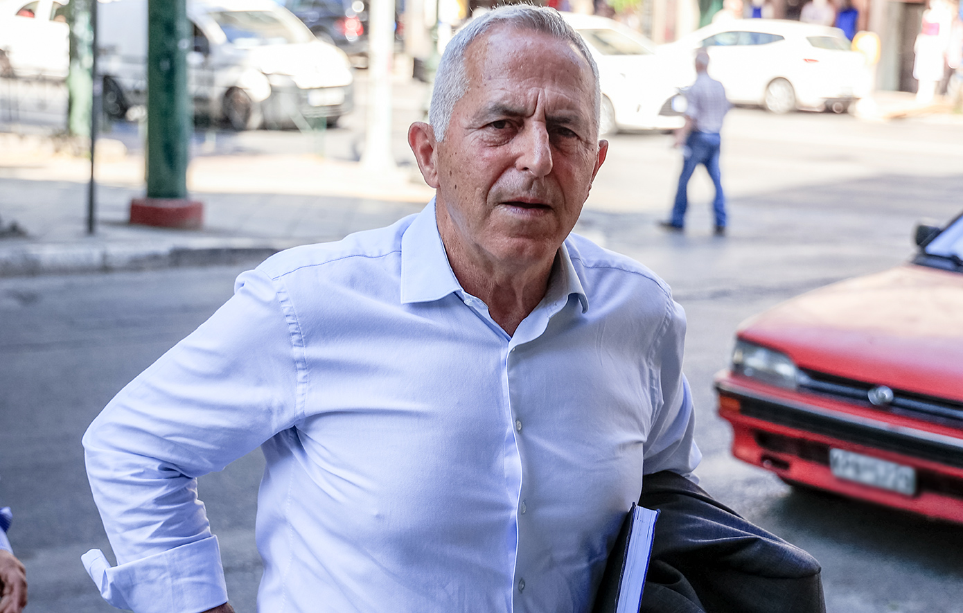 Ευάγγελος Αποστολάκης: Ξέρετε κανένα κόμμα που να μην έχει μαύρα;