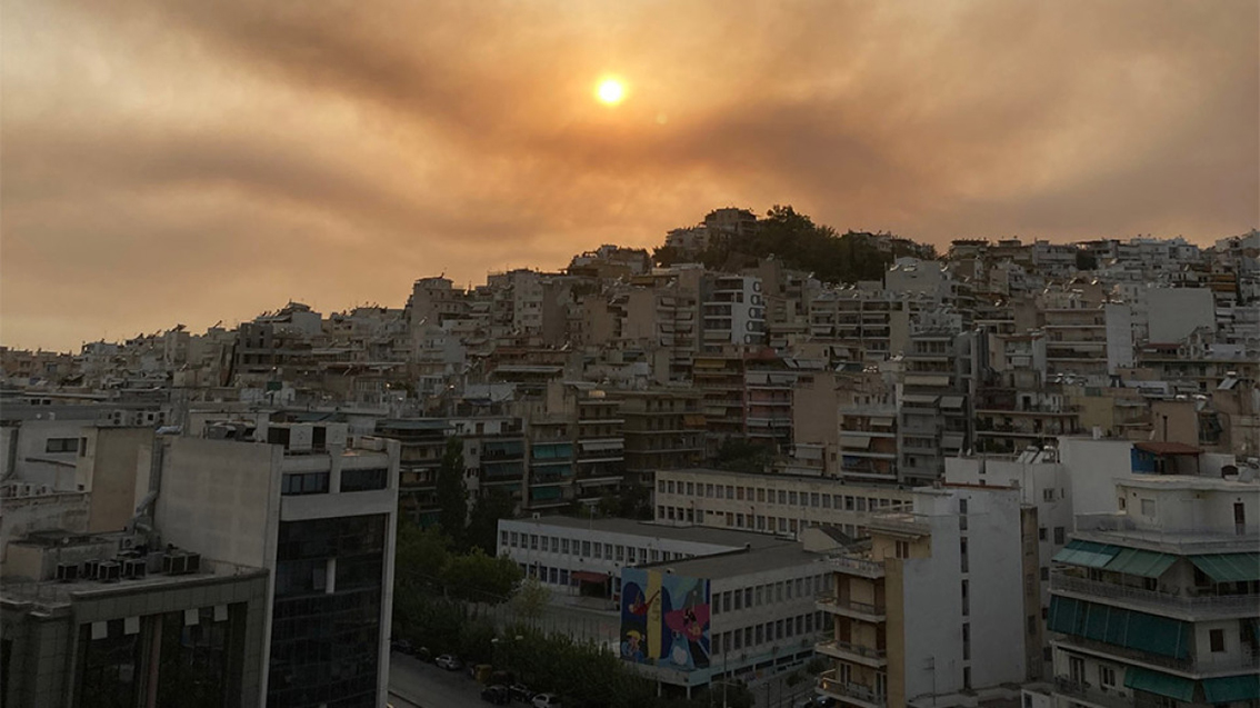 Φλέγεται η Αττική:-  Απόκοσμες εικόνες – Μαύρισε ο ουρανός της πρωτεύουσας