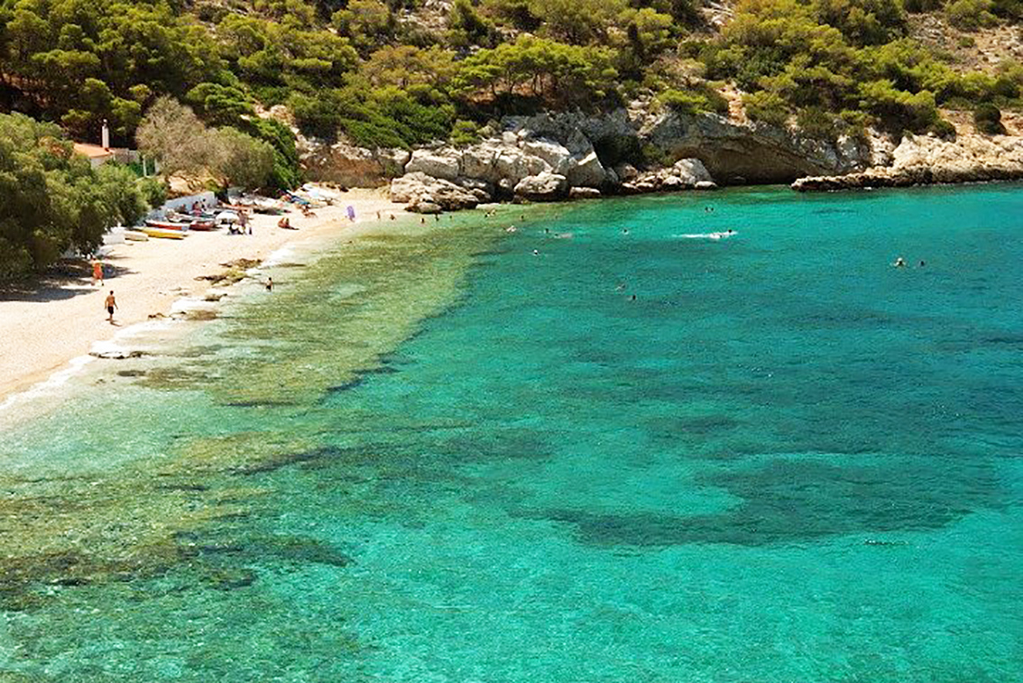 Αδιανόητο: Προσπάθησε να την βιάσει μέσα στην θάλασσα με την απειλή μαχαιριού (βίντεο)