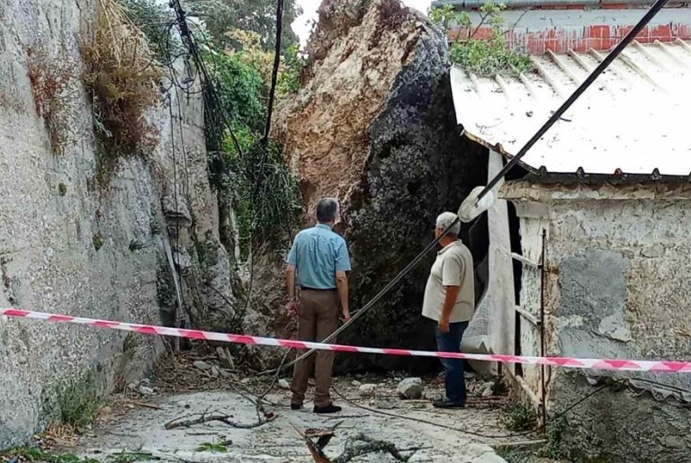 Κέρκυρα: Τεράστιος βράχος έπεσε σε κεντρικό δρόμο χωριού – Ζημιές σε κτίσματα, δίκτυα ρεύματος και ύδρευσης