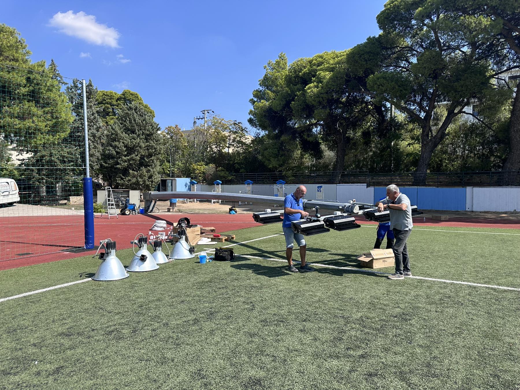 Τοποθετούνται σύγχρονοι προβολείς LED στο Δημοτικό Στάδιο Πεύκης