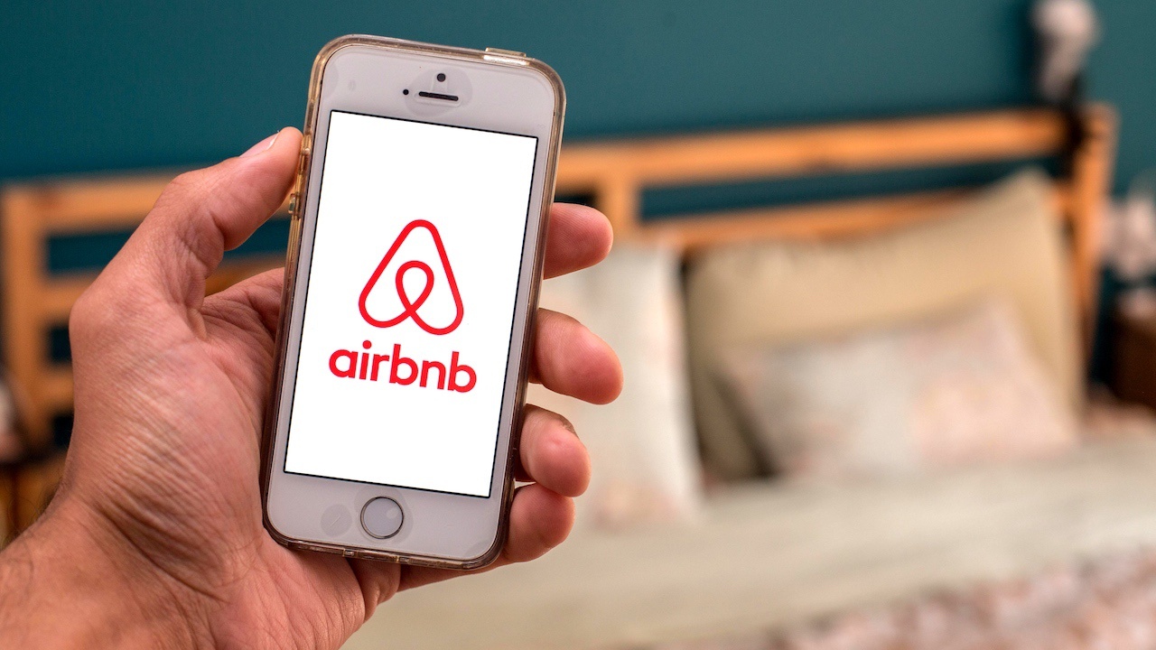 Airbnb: Σε ποιες περιοχές της Αθήνας μπαίνει  «φρένο» στις νέες μισθώσεις για ένα χρόνο 