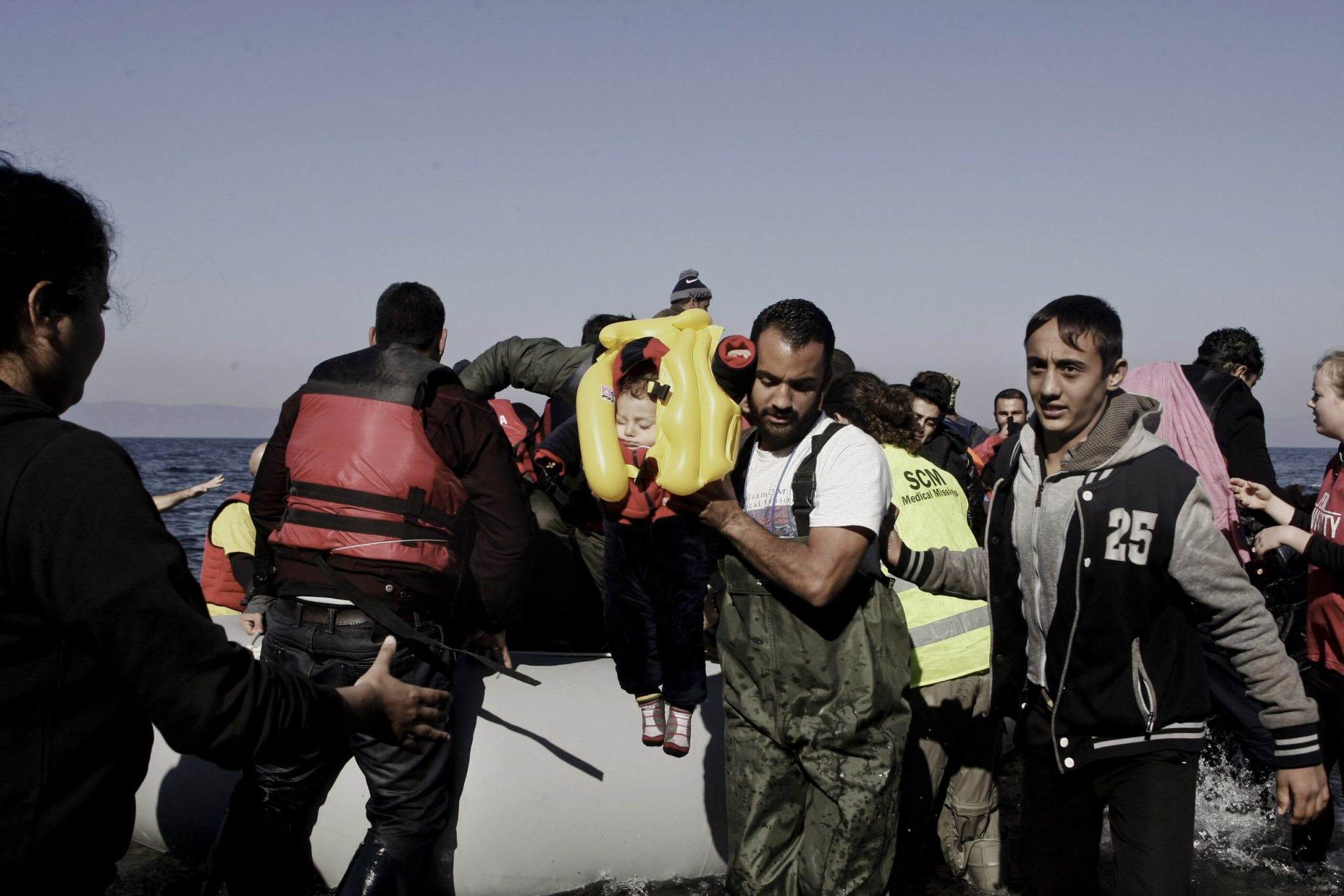 Η δήμαρχος Τήλου κατακεραύνωσε τουρίστρια που ήθελε να πεταχτούν πρόσφυγες στη θάλασσα