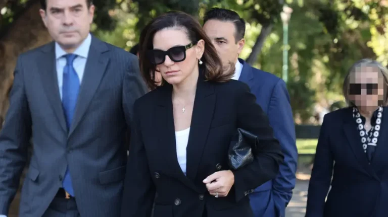 Συντετριμμένη η Όλγα Κεφαλογιάννη έξω από την Ευελπίδων – «Είμαι εδώ για τα παιδιά μου»