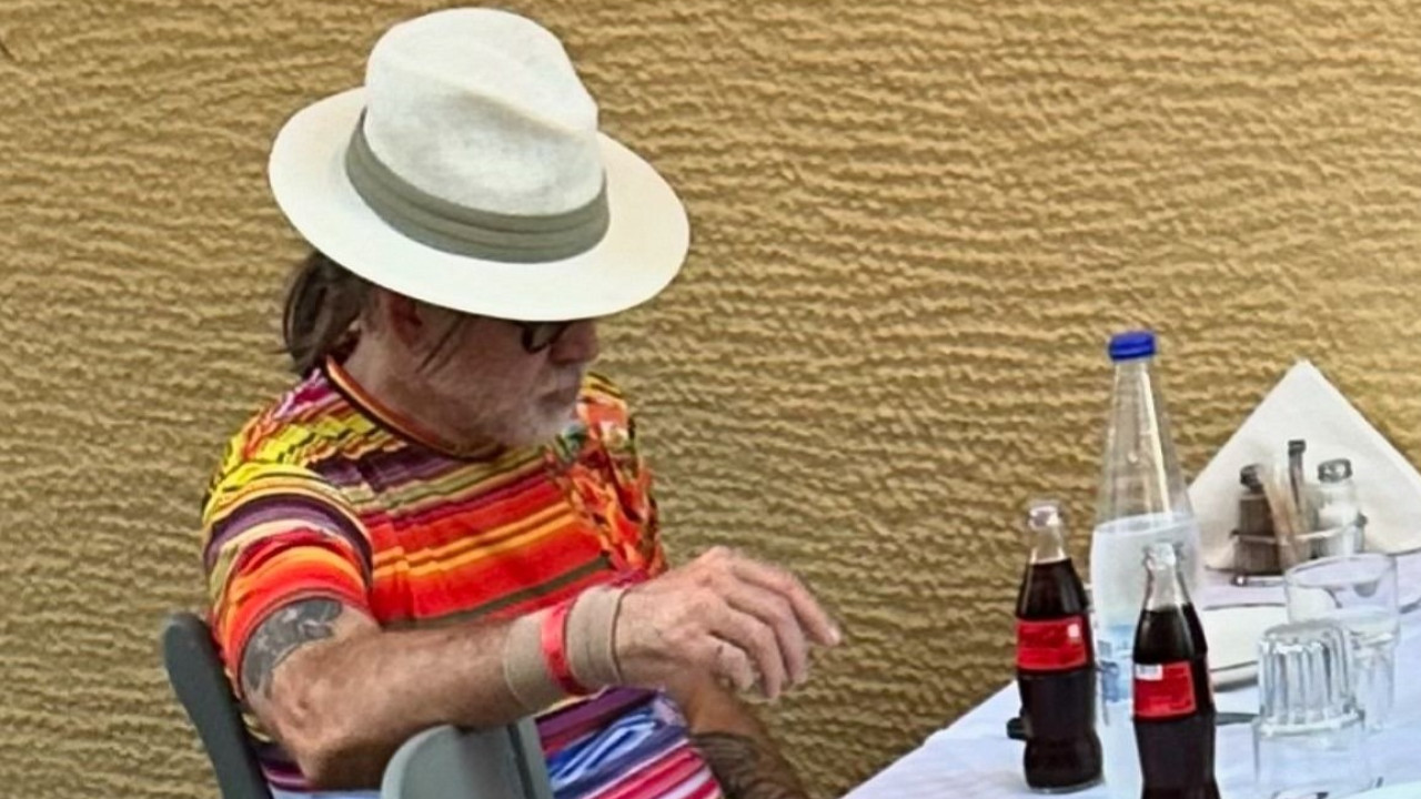 Αγνώριστος ο Νίκολας Κέιτζ, απόλαυσε το γεύμα του στον Πειραιά 