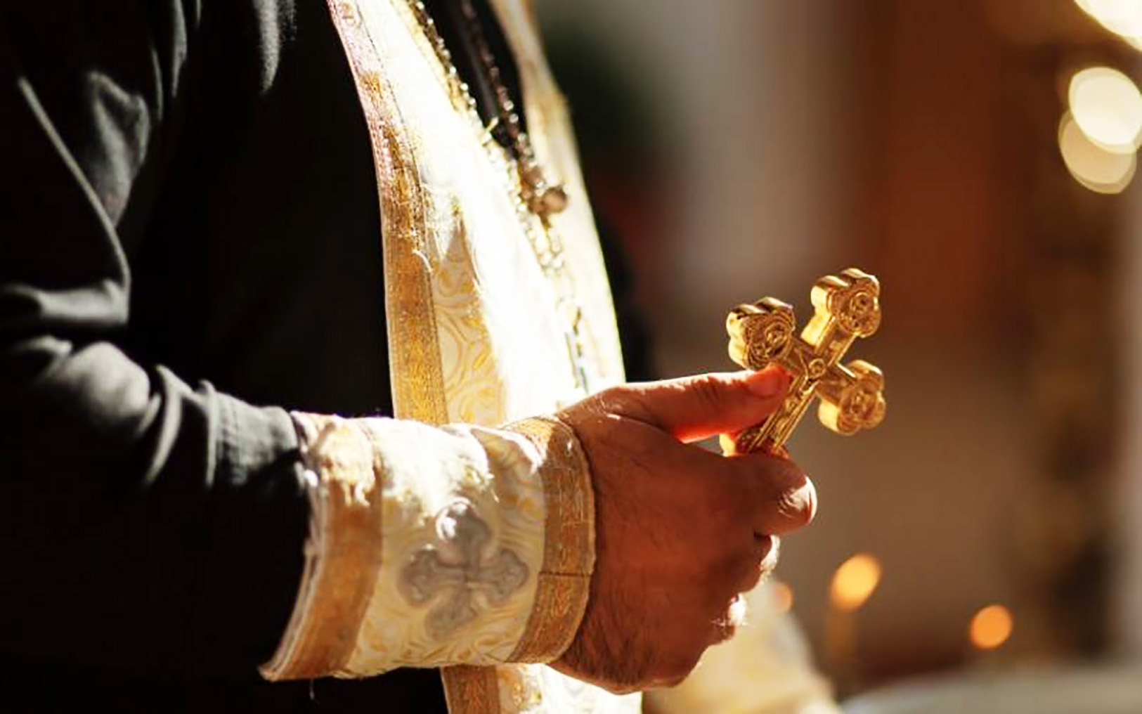 Άνδρας παριστάνει τον ιερέα και ζητάει 800 ευρώ για ξεμάτιασμα – “Eίμαι εξορκιστής”(βίντεο)