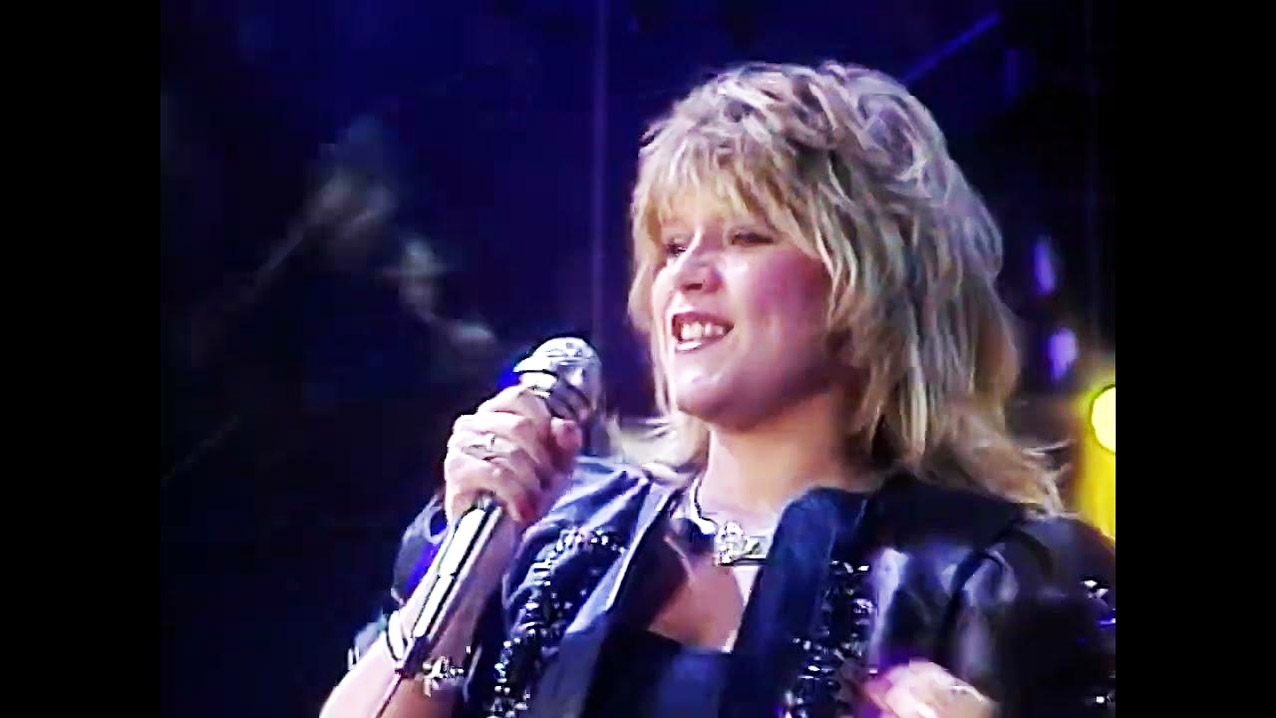 Η επική τούμπα της Σαμάνθα Φοξ στη συναυλία της