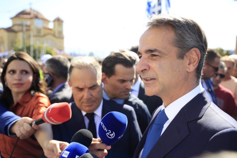 Μητσοτάκης: «Εύχομαι σε όλες τις Ελληνίδες και σε όλους τους Έλληνες απανταχού της γης, χρόνια πολλά»