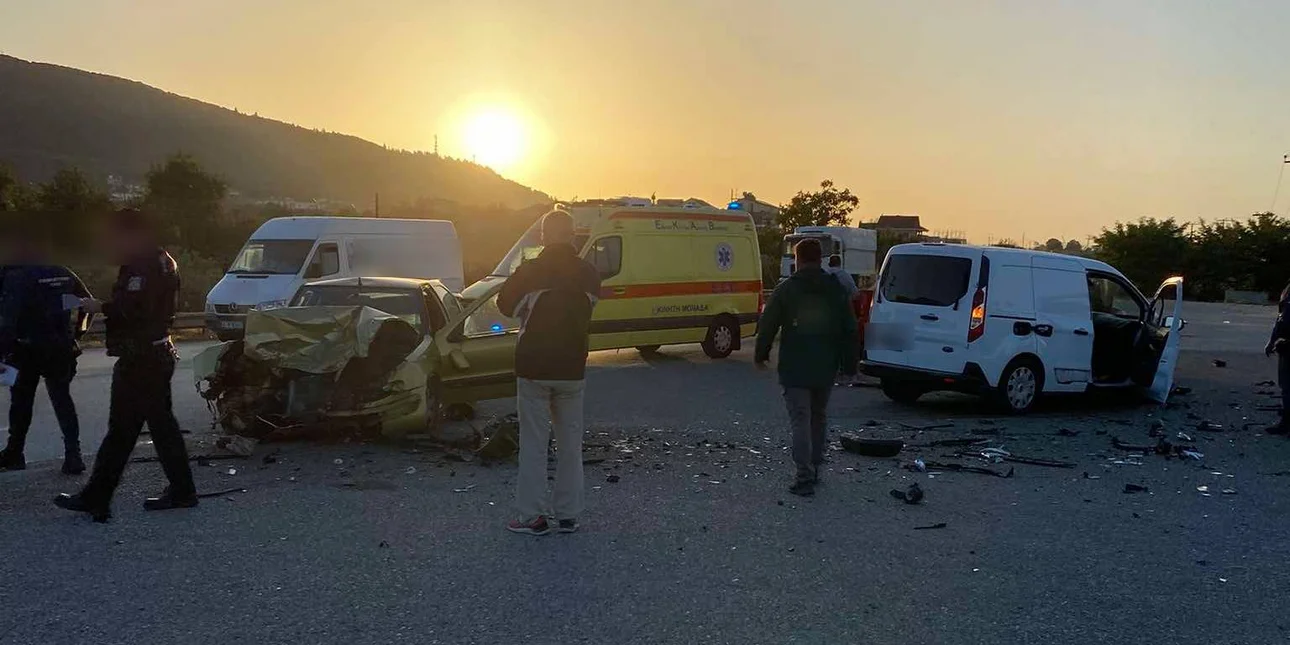 Σοκαριστικό τροχαίο στο Αγρίνιο: 3 τραυματίες μετά από μετωπική σύγκρουση ΙΧ με βαν (βίντεο)