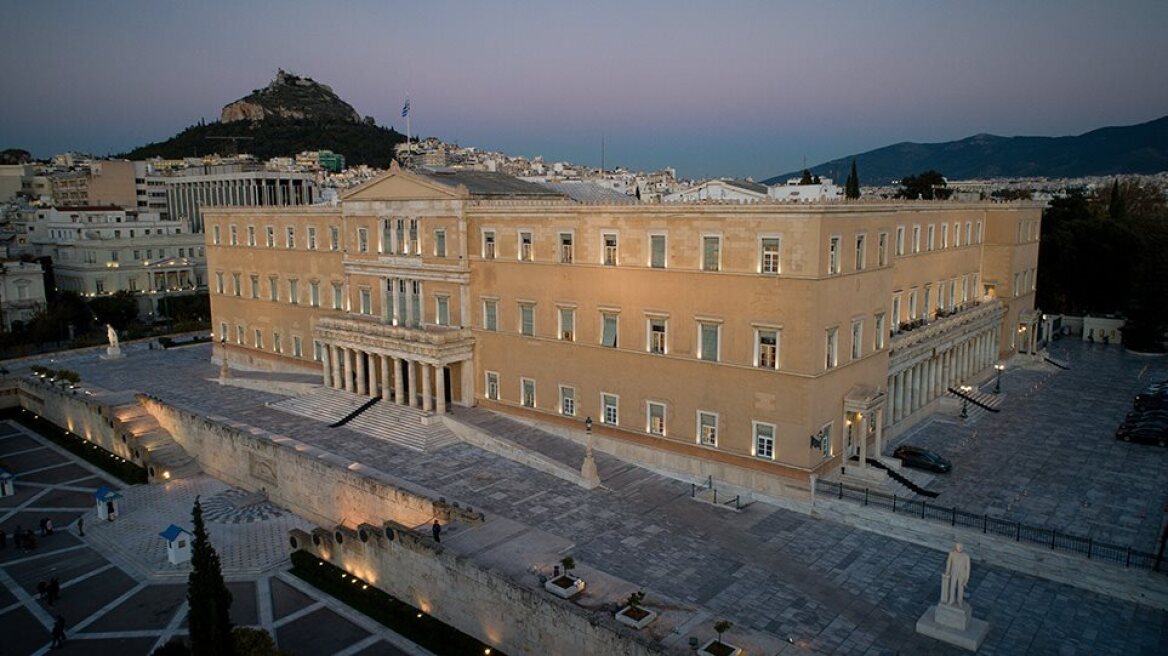 Γραφείο Προϋπολογισμού Βουλής: Πέντε θετικές προοπτικές και τέσσερις κίνδυνοι για την Οικονομία