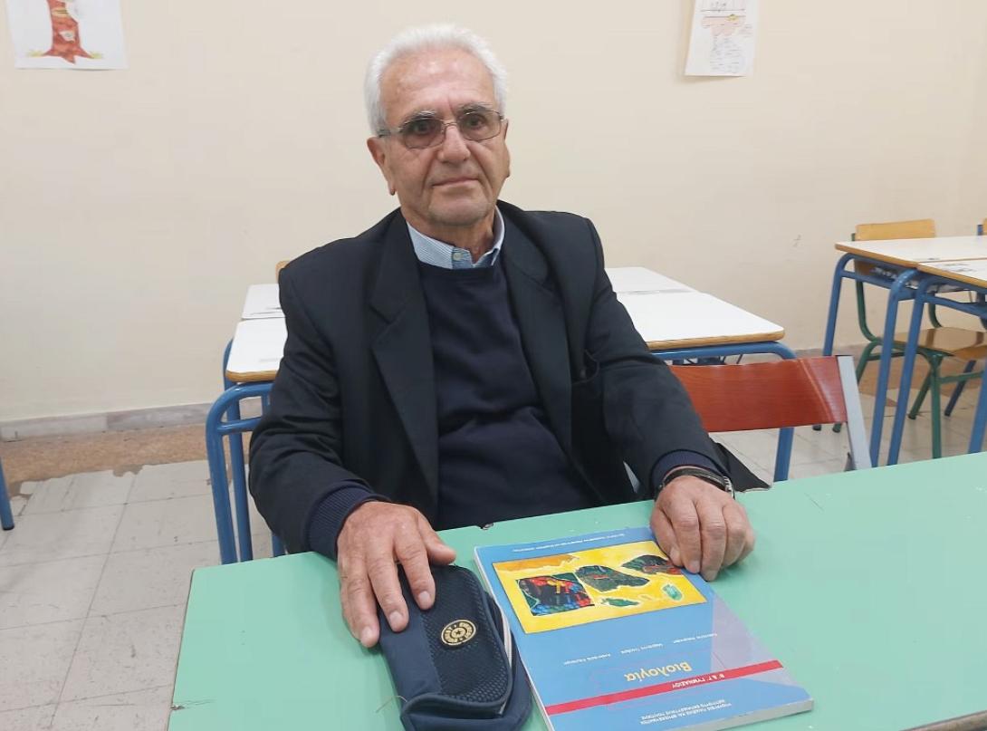 “Ο πιο καλός ο μαθητής – ετών 80”: Ο Έλληνας που έγινε θέμα στη Guardian