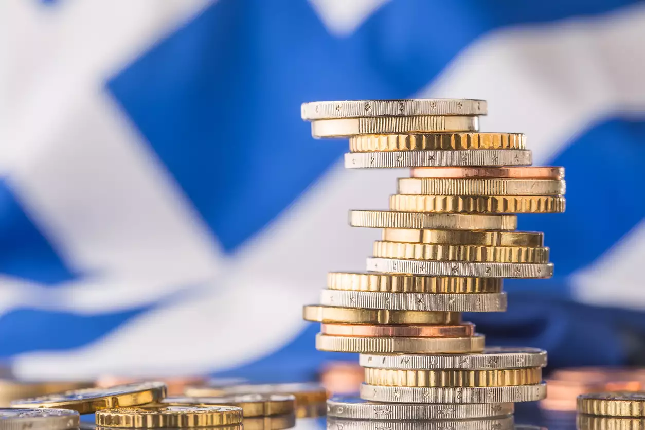Τι προβλέπει ο προϋπολογισμός για αυξήσεις μισθών, συντάξεων και μειώσεις φόρων