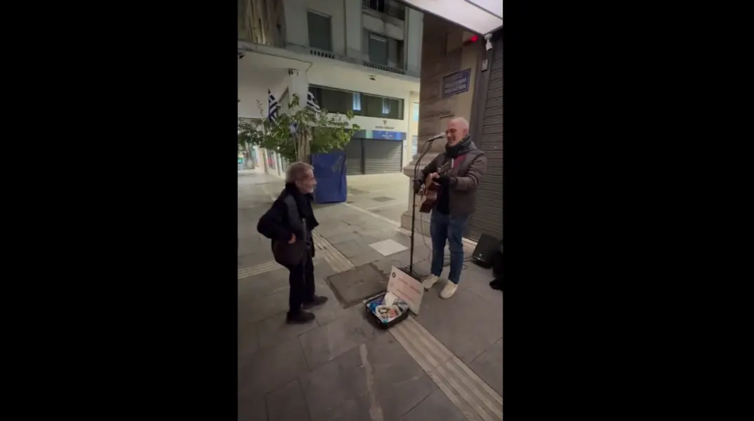Συγκινεί ο μουσικός που αγκάλιασε ο Σταύρος Ξαρχάκος – «Δεν θα το ξεχάσω όσο ζω»