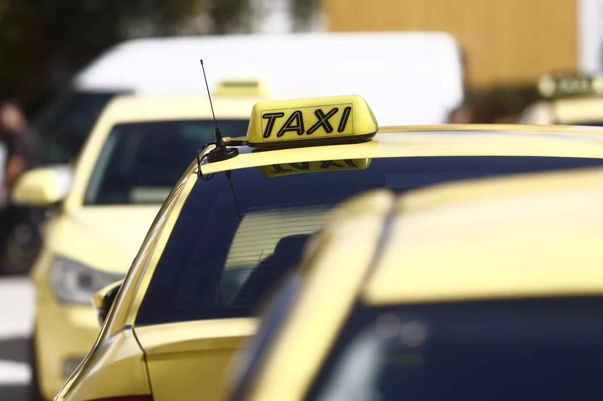 Ταξιτζής πήρε 160 ευρώ από τουρίστα για τη διαδρομή αεροδρόμιο – Πειραιά