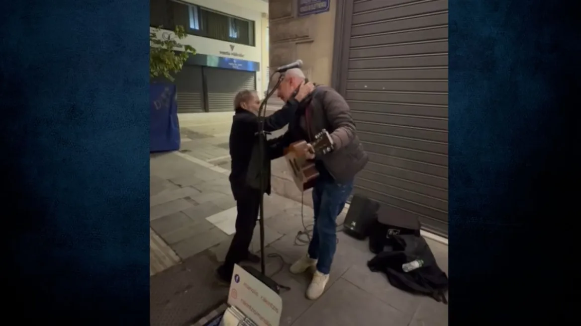 Συγκλονιστική στιγμή – Ο Ξαρχάκος τραγούδησε με πλανώδιο μουσικό