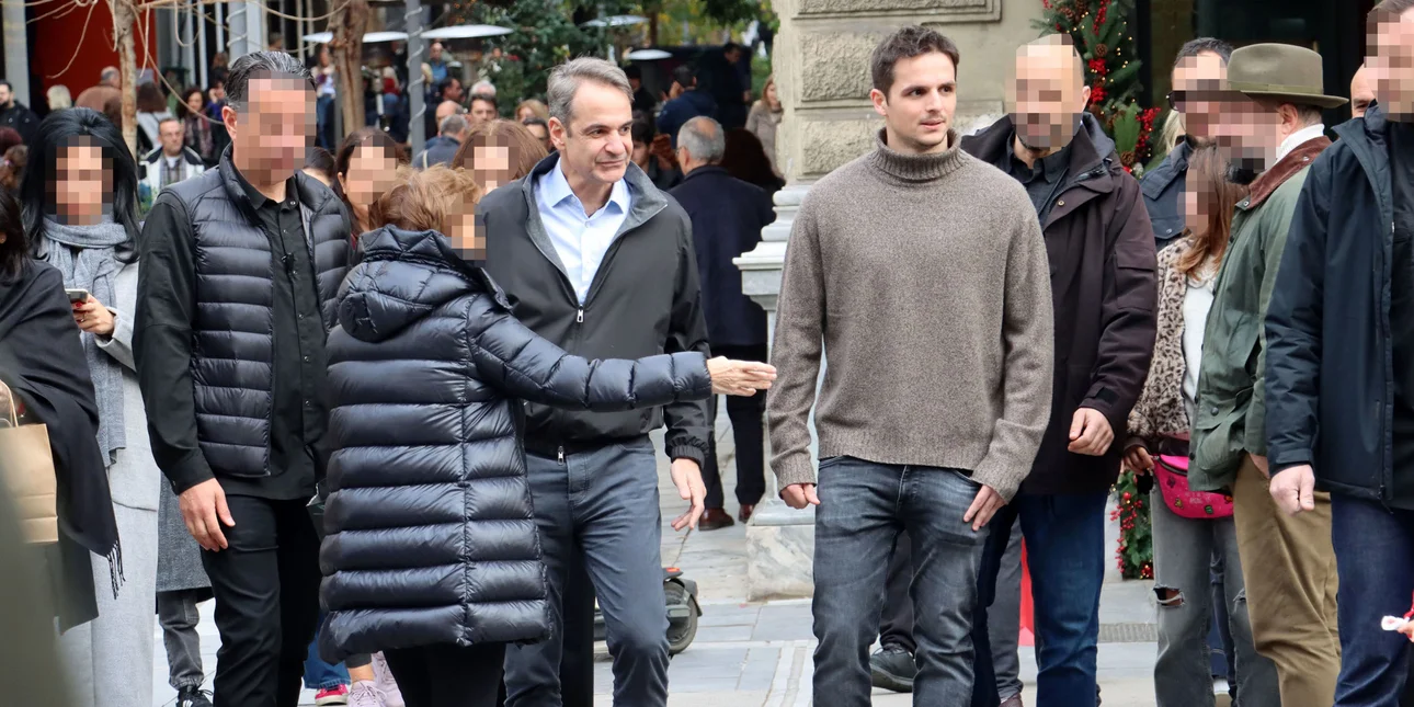 Ο Μητσοτάκης έκανε βόλτα με τον γιο του στο κέντρο της Αθήνας – Δείτε φωτογραφίες